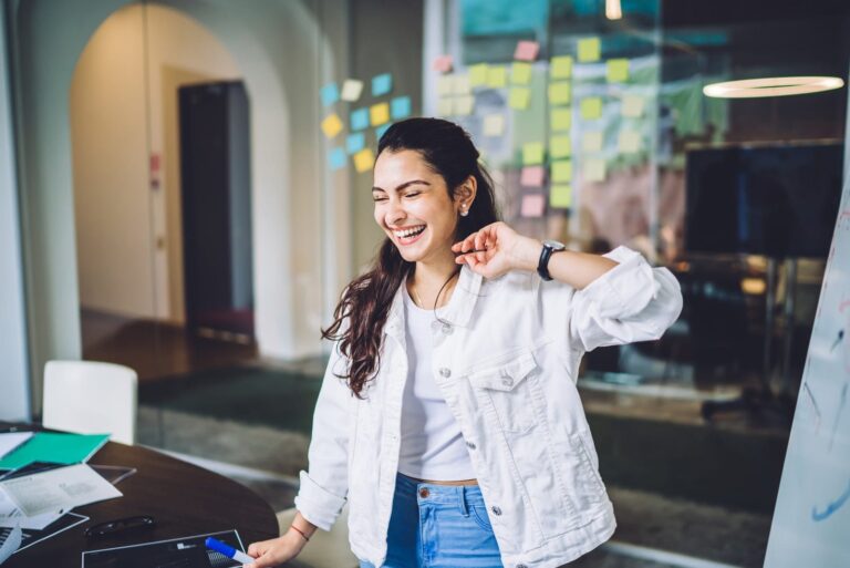 Funcionários millennials: saiba como os benefícios corporativos ajudam a retê-los