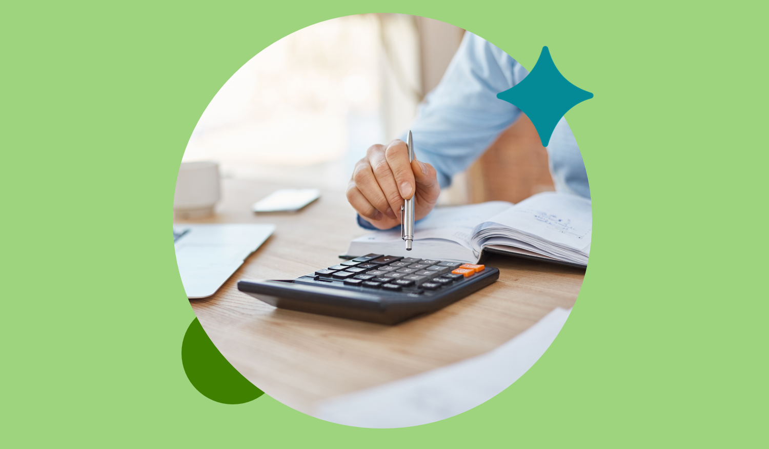 Homem de camisa azul manipula uma calculadora