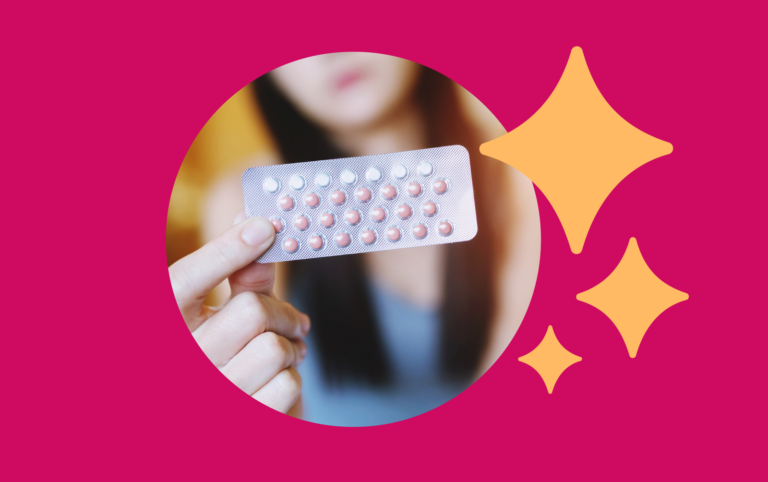 Foto de mulher segurando uma cartela de pílula anticoncepcional