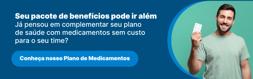 Homem sorridente segurando um medicamento