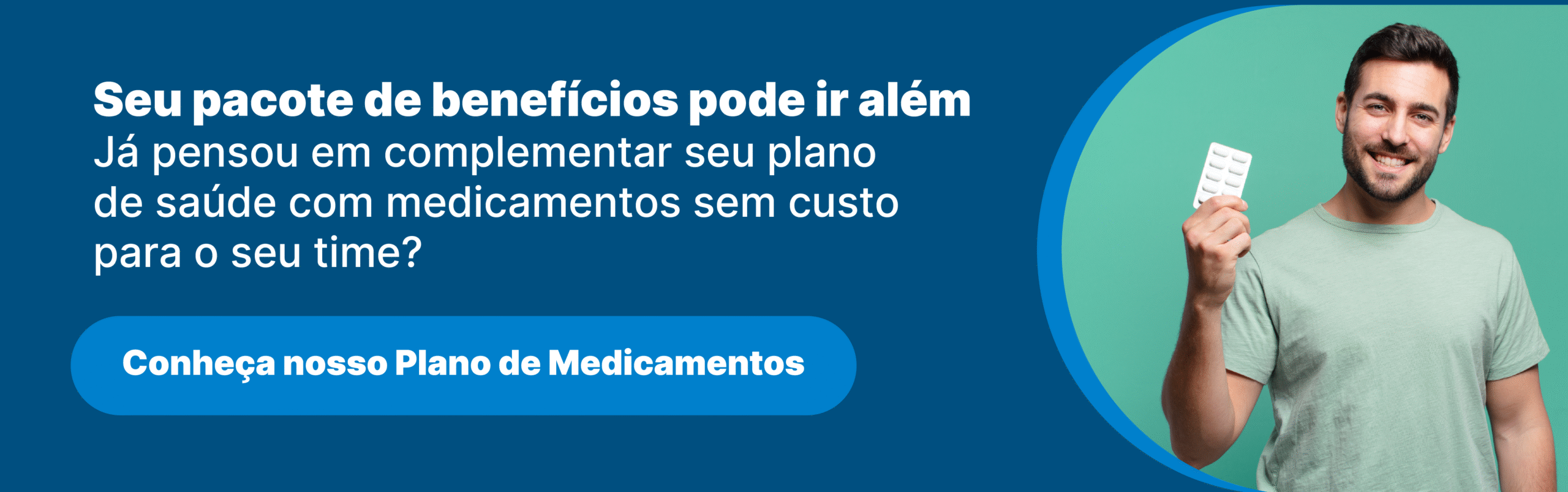 Homem sorridente segurando um medicamento 