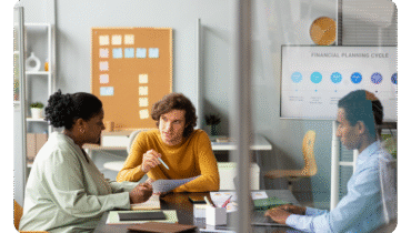 Pessoas concentradas em sala de reunião no trabalho