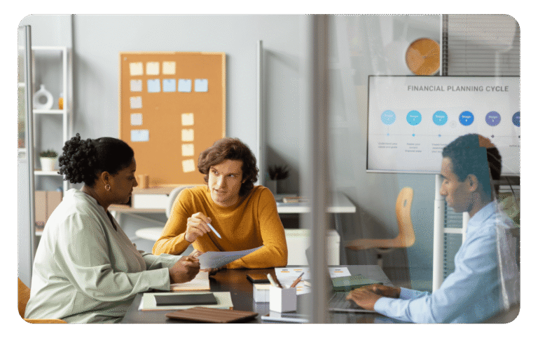 Pessoas concentradas em sala de reunião no trabalho