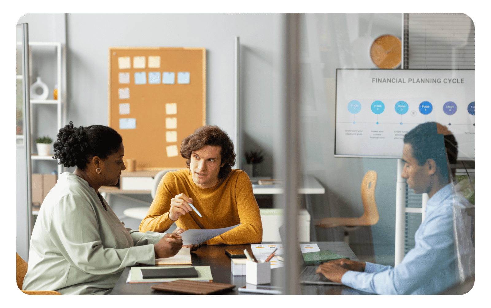 Pessoas concentradas em sala de reunião no trabalho