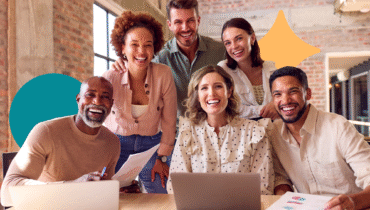 Profissionais diversos reunidos em mesa de reunião, simbolizando a atração de talentos