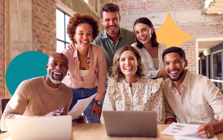 Profissionais diversos reunidos em mesa de reunião, simbolizando a atração de talentos