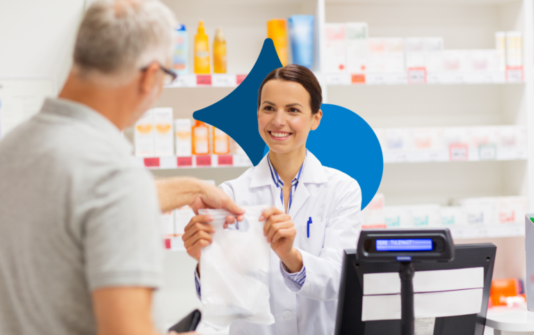 Profissional entrega medicamentos para homem simbolizando o convênio farmácia