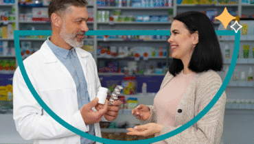 Profissional de saúde conversa com cliente representando o benefício farmácia
