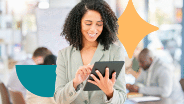 Mulher utiliza tablet no trabalho simbolizando a Inteligência Artificial no RH