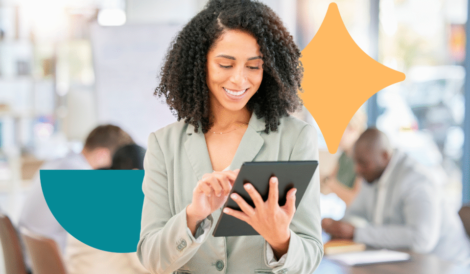 Mulher utiliza tablet no trabalho simbolizando a Inteligência Artificial no RH