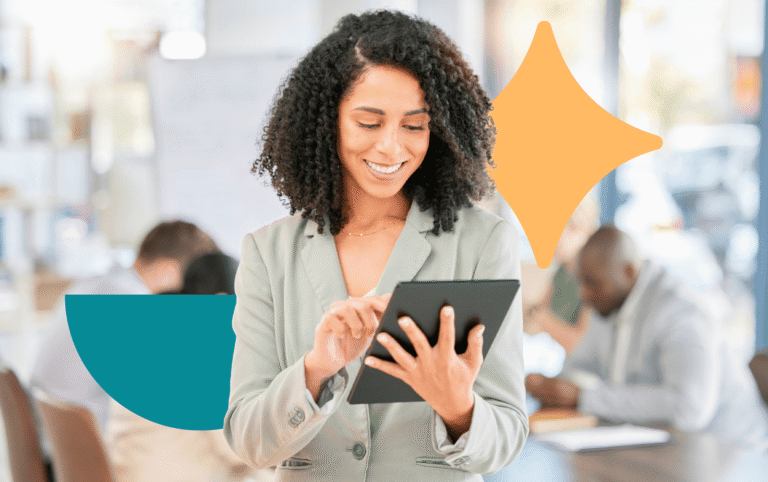 Mulher utiliza tablet no trabalho simbolizando a Inteligência Artificial no RH