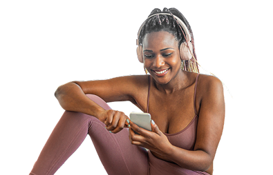 Mulher relaxando após treino, acessando app Vidalink no celular, representando os benefícios do Bem-estar 360º