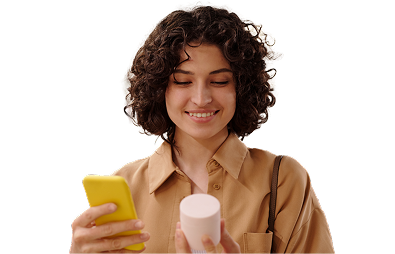 Mulher sorrindo enquanto usa o celular, representando a facilidade e o bem-estar proporcionados pela Vidalink.