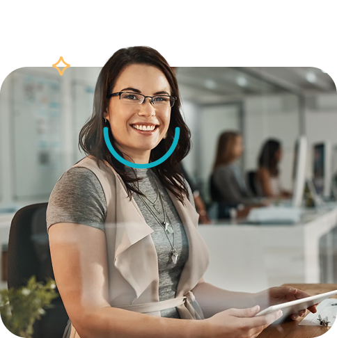 Profissional sorrindo ao lado das vantagens de ser um canal de vendas parceiro da Vidalink.