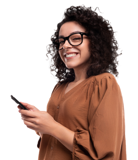 Profissional segura celular enquanto lê conteúdos sobre tendências de RH no blog da Vidalink.