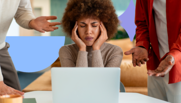 Colaboradora em ambiente corporativo representando estresse e outros riscos psicossociais