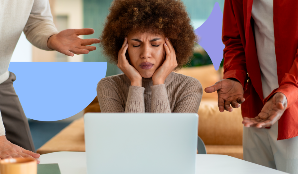 Colaboradora em ambiente corporativo representando estresse e outros riscos psicossociais