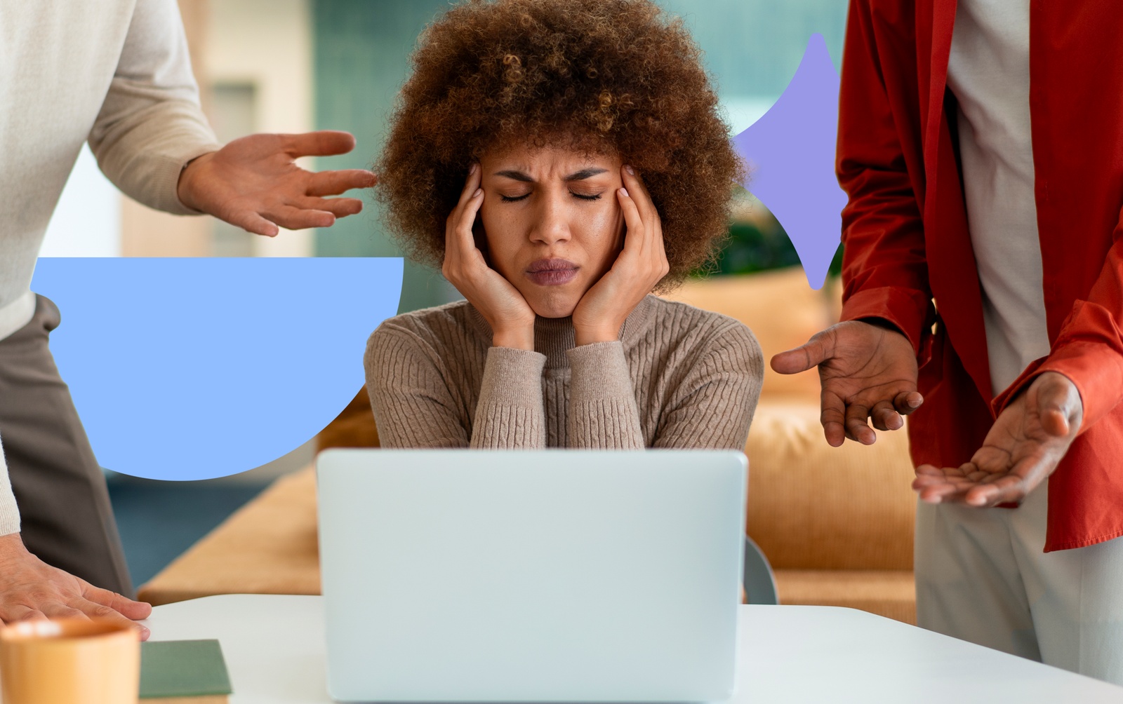 Colaboradora em ambiente corporativo representando estresse e outros riscos psicossociais