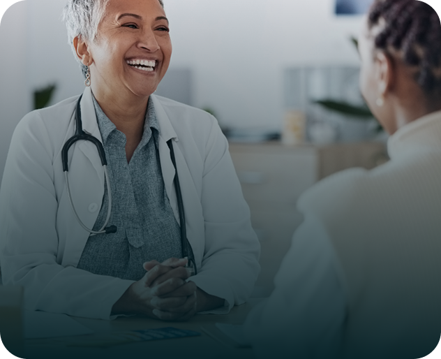 Profissional de saúde em consulta demonstrando o ROI do Plano de Medicamentos corporativo