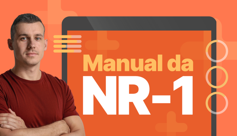 Profissional de RH ao lado de quadro com Manual da NR-1