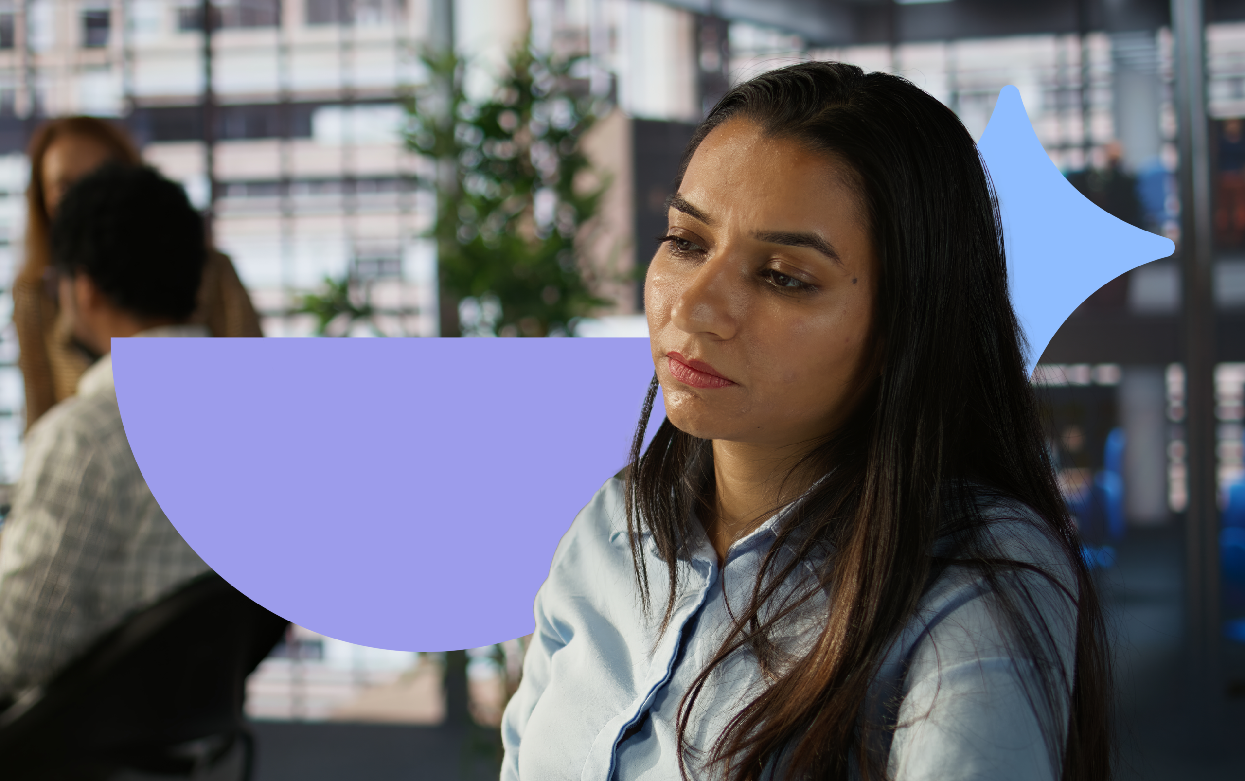 Mulher desanimada no escritório aparentando não ter segurança psicológica no trabalho