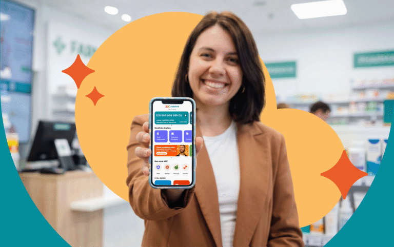 Mulher sorridente segurando celular com App Vidalink para representar benefícios flexíveis