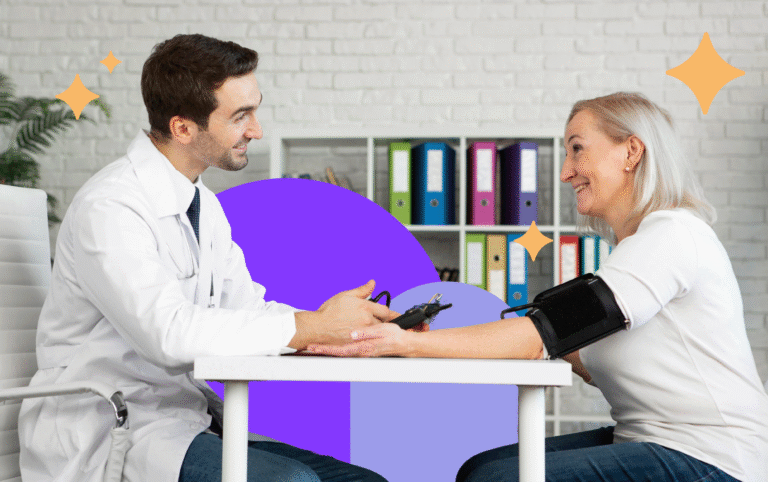 Médico de jaleco branco sorrindo em consulta com uma paciente madura em um consultório acolhedor, representando a atenção à saúde e a importância da prevenção e do diagnóstico precoce do câncer colorretal.