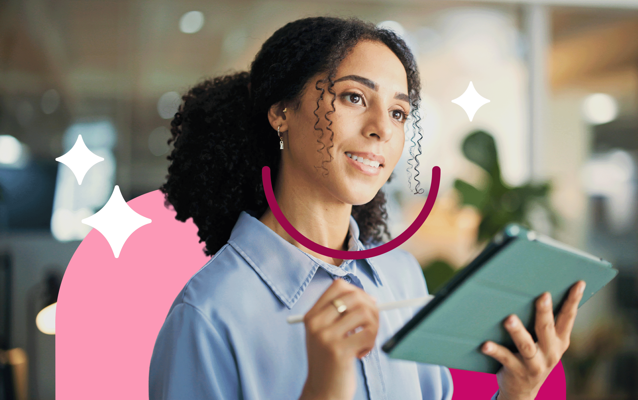 Mulher sorridente em ambiente corporativo segurando um tablet e uma caneta digital, transmitindo confiança e preparação na liderança da gestão de mudanças na empresa.