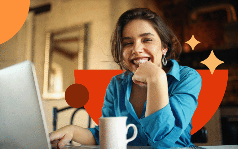 Profissional de Recursos Humanos sorridente em ambiente corporativo analisando um relatório de presença e assiduidade no trabalho no computador.