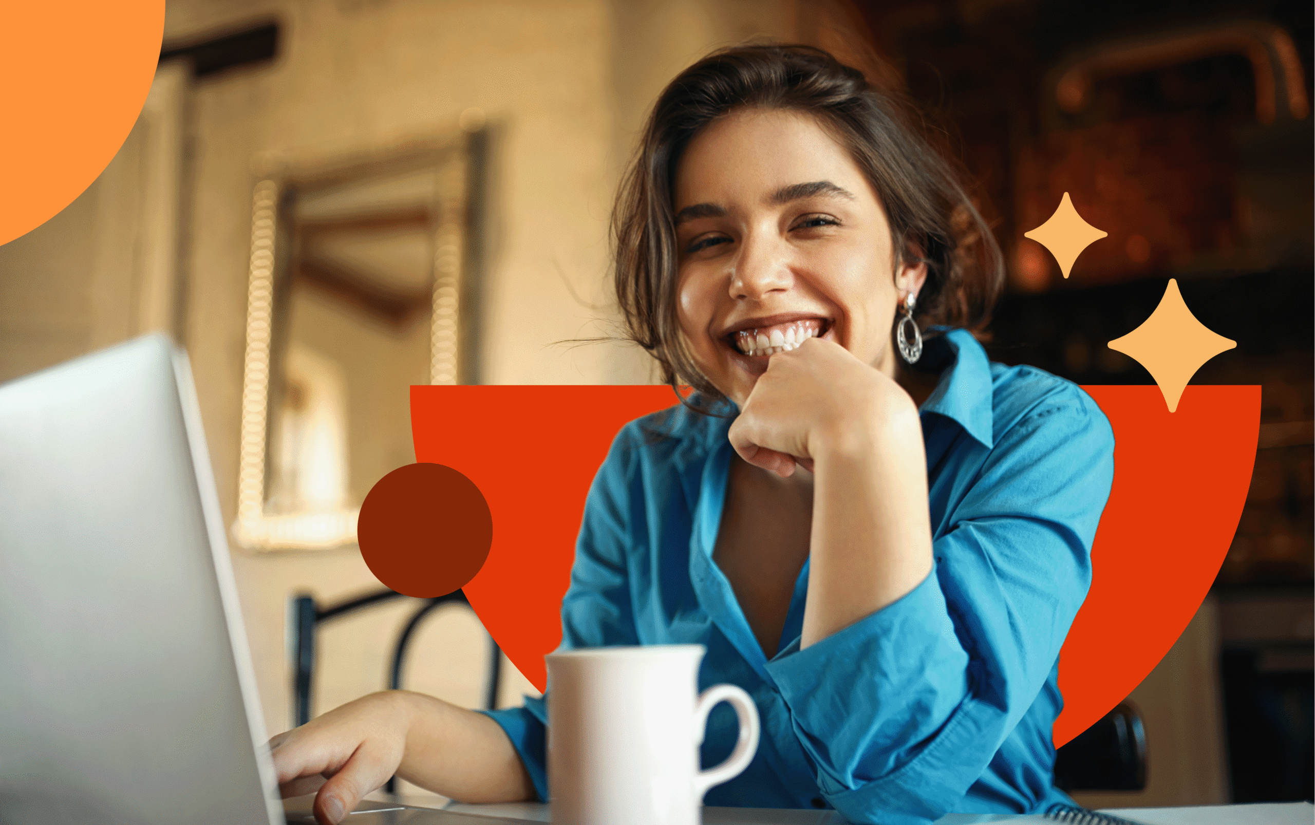 Profissional de Recursos Humanos sorridente em ambiente corporativo analisando um relatório de presença e assiduidade no trabalho no computador.