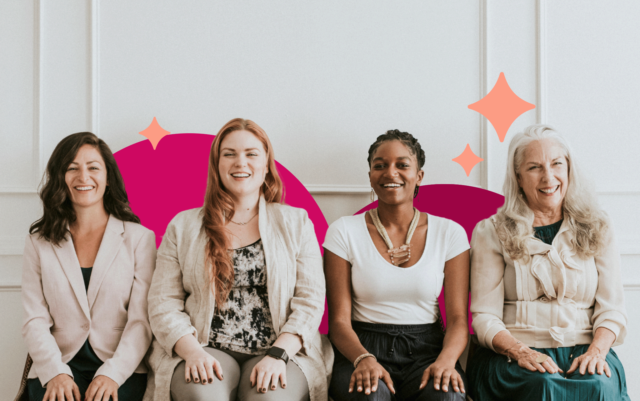 Quatro mulheres de diferentes idades e etnias sorrindo juntas em um ambiente bem iluminado, representando a saúde da mulher e o cuidado contínuo em todas as fases da vida.