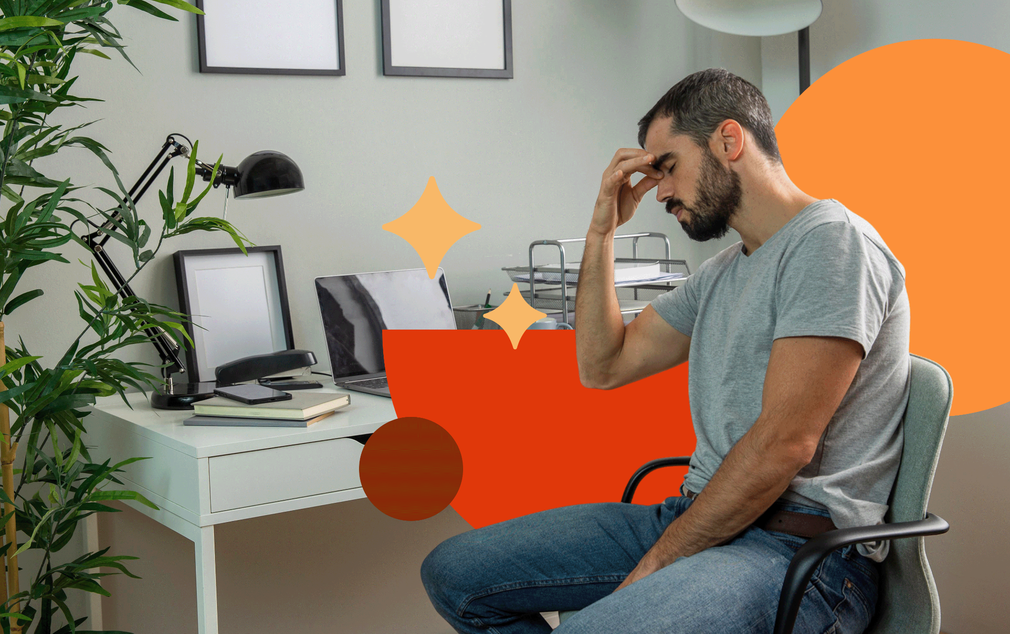Homem sentado em uma cadeira de escritório em sua mesa de trabalho, de olhos fechados e pressionando a testa com a mão, demonstrando exaustão, estresse e ansiedade associados à autossabotagem no ambiente corporativo.