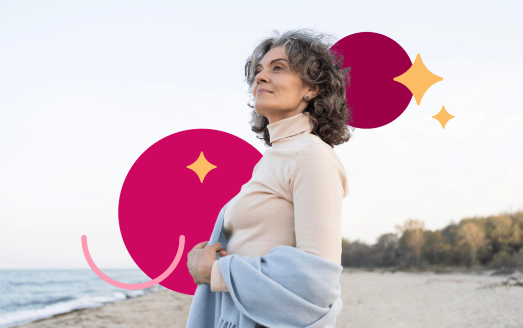 Mulher madura sorridente e elegante ao ar livre, refletindo sobre o bem-estar e a qualidade de vida durante a menopausa no ambiente de trabalho.