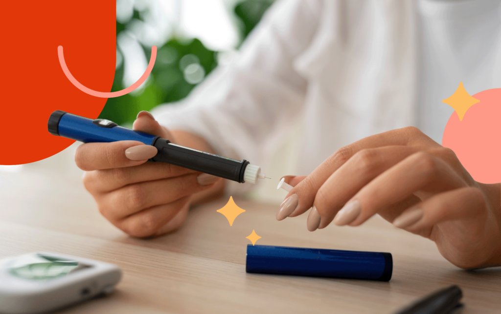 Mãos segurando uma caneta emagrecedora para aplicação de medicamento sobre uma mesa, representando a busca por saúde e tratamento da obesidade com acompanhamento médico.