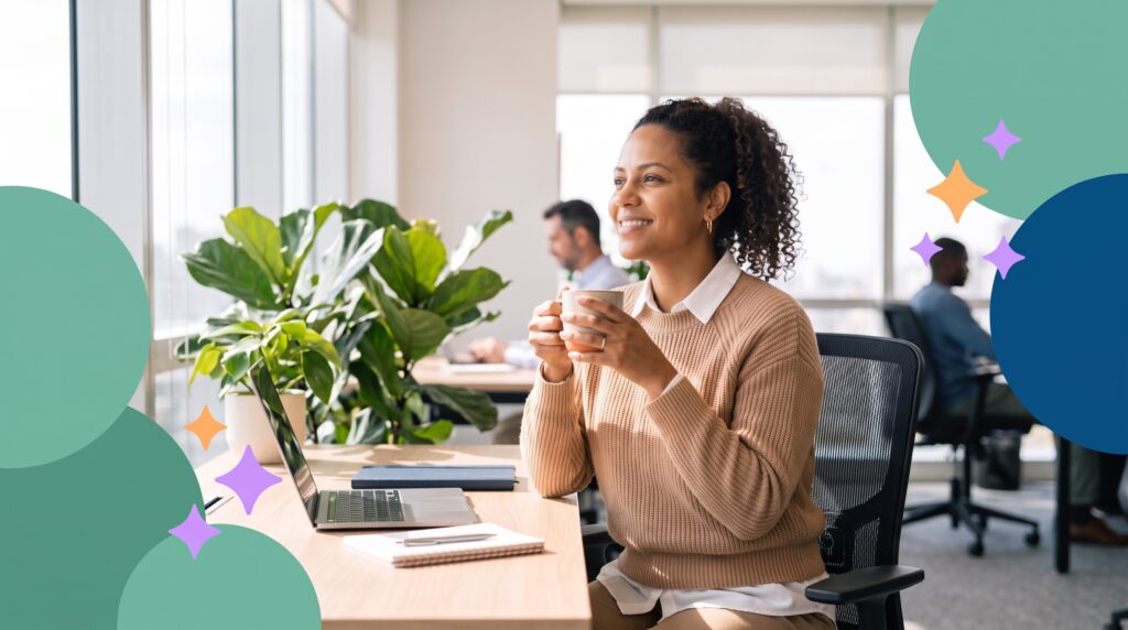 Colaboradora sorridente no ambiente de trabalho representando uma estratégia de prevenção de afastamentos por saúde mental.