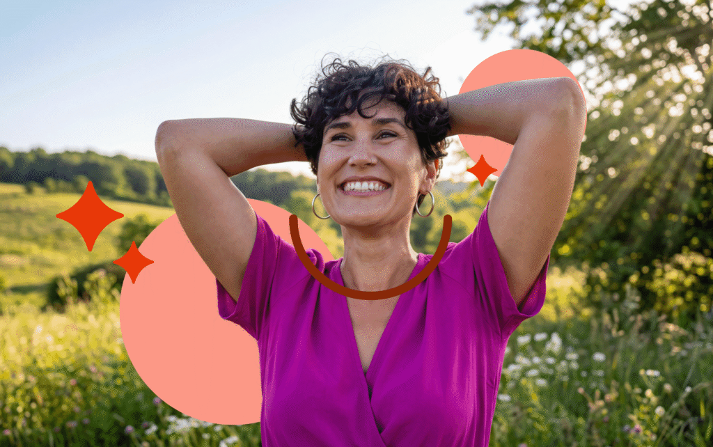 Mulher sorrindo simbolizando o cuidado preventivo com a saúde integral da mulher no Outubro Rosa.
