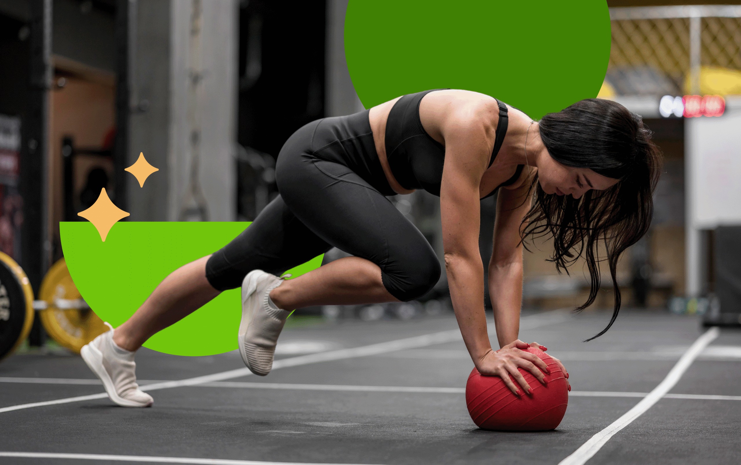 Mulher praticando exercício físico de treino funcional em um programa de saúde e bem-estar.