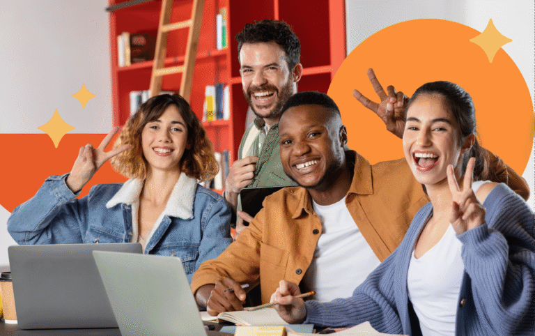 Grupo de colaboradores sorridentes em ambiente corporativo representando engajamento e alto índice de eNPS.